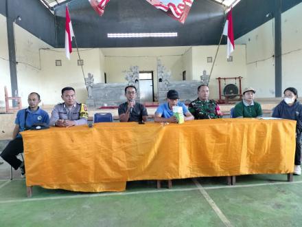 Pemberian Susu Lansia di Posyandu Lansia Kemoning Desa Pucaksari